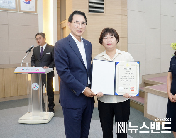 이완섭 서산시장이 3일 시정공유의 날 행사에서 박미화 팀장에게 국무총리상을 전달했다