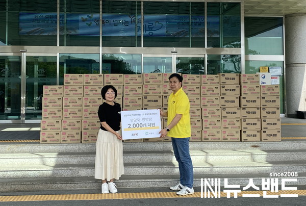 ㈜엘빈즈 식료품 기탁(왼쪽부터 김기월 사회복지과장, 엘빈즈 지원팀 이광주 과장)