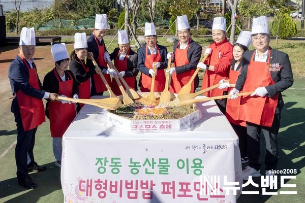 최충규 대덕구청장(사진 왼쪽 여섯 번째)과 내빈들이 비빔밥 퍼포먼스를 진행하고 있다.