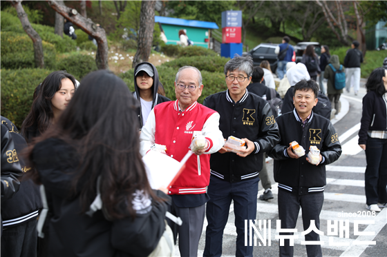 한국영상대학교 유재원 총장이 총학생회, 대학 관계자들과 함께 ‘2024 학생행복프로젝트 등교케어 행사’에서 등굣길에 오른 재학생들에게 빵과 음료를 건네고 있다.