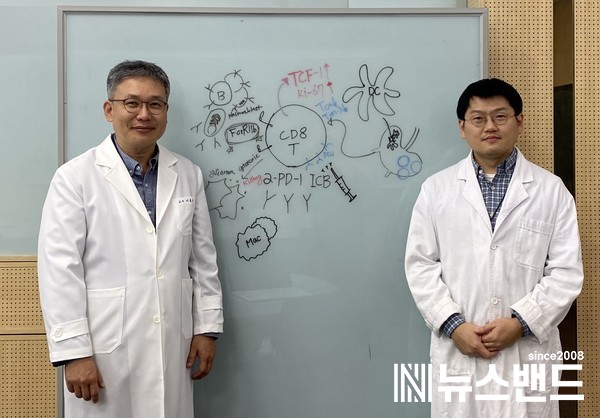 KAIST 생명과학과 이흥규 교수(왼쪽)와 구근본 박사가 기념사진을 찍고 있다.