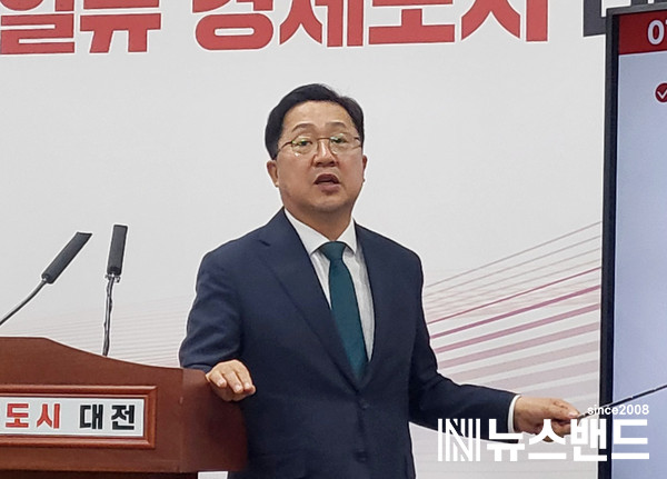 이장우 대전시장이 13일 오후 대전시청 브리핑룸에서 기자회견을 진행하고 있다. (사진=이준희 기자)