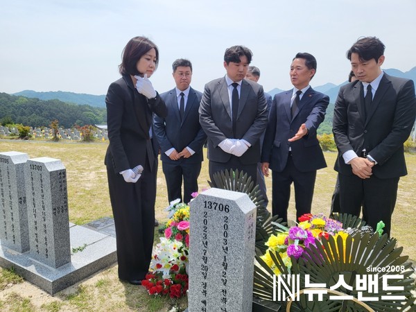 허은아 개혁신당 대표가 6월 5일 대전현충원 채상병 묘역에서 권중순 전 대전시의장(오른쪽 두번째)의 안내를 받고 있다. 사진=이준희 기자.