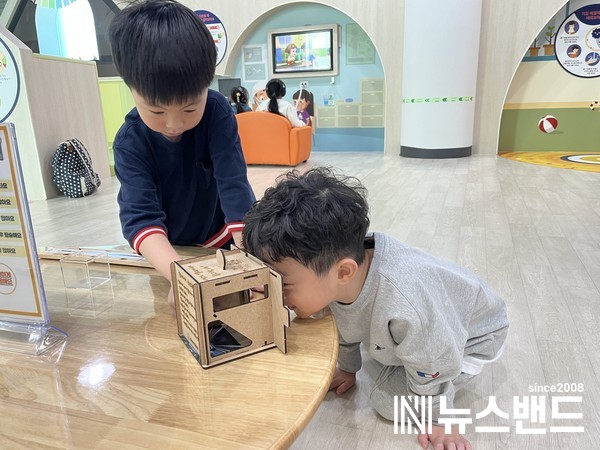 충청남도교육청유아교육원 북부체험교육원(원장 김주형)은 홀로그램 키트 교구를 활용해 승강기 안전교육을 실시한다.