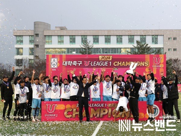 선문대 축구부와 문성제 총장이 시상식에서 우승의 기쁨을 만끽하고 있다