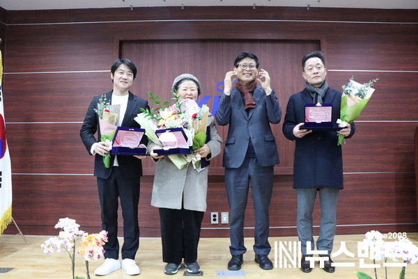 (사진 왼쪽부터) 사회공로부문: 김용준 다나힐 병원장. 김경애 하늘씨앗교회 목사, 최형순 회장, 국민건강보험공단 맹진영 지사장 대리수상자가 기념사진을 찍고 있다.