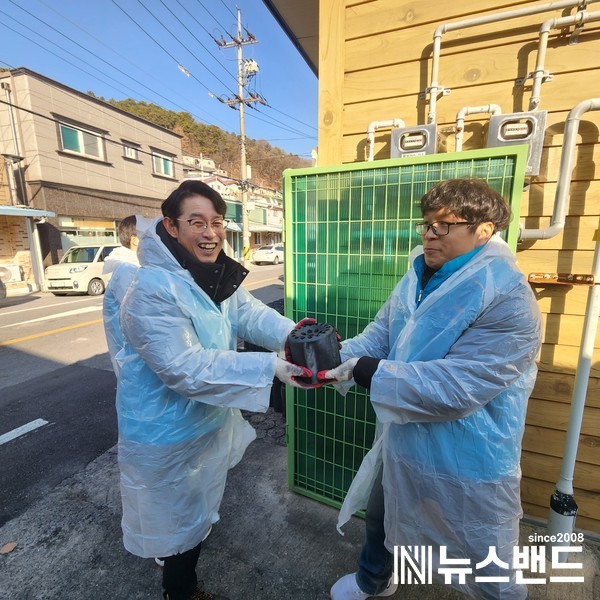 K-water연구원 사랑의 연탄나눔 행사에서 한국수자원 관계자들이 기념사진을 찍고 있다.